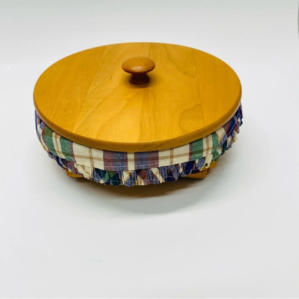 Longaberger Basket W/ Lid Plastic Liner & Plaid Cloth Liner 7.5 inches Across